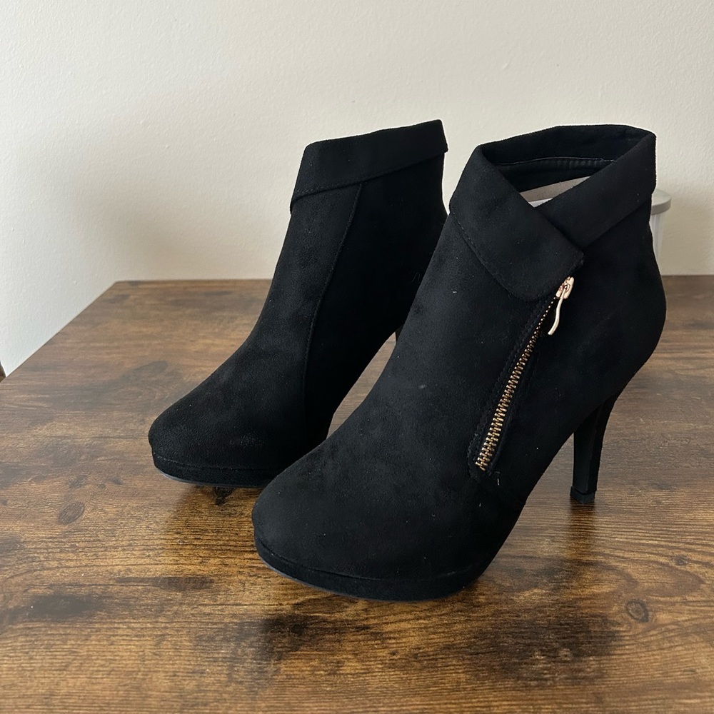 Women’s ankle booties